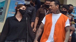 Kalapas Kerobokan Fikri Jaya Soebing sampaikan Jerinx SID bebas bersyarat hari ini (foto/int)